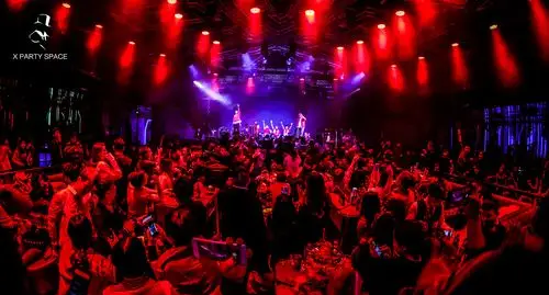 随着节奏感极强的音乐尽情摇摆蹦迪时可以在舞池自由自在地发挥你问我