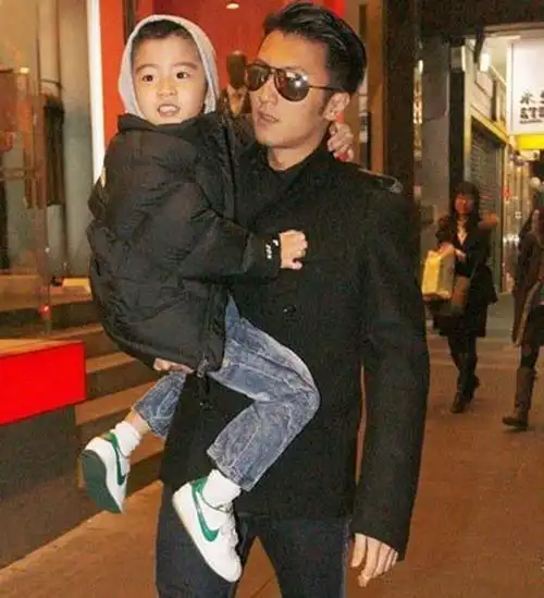 原创好惨一孩子谢振轩放学一脸愁容张柏芝和谢霆锋都没空关心他