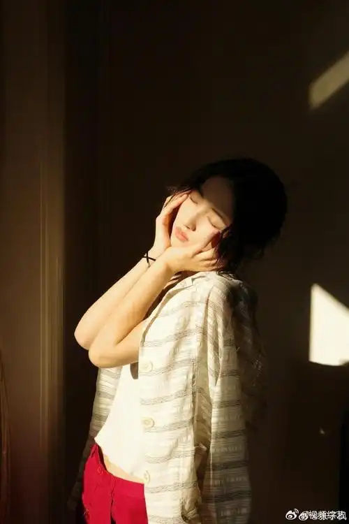 张子枫光感随拍啊啊啊果然美女随便穿一个白色背心都很好看