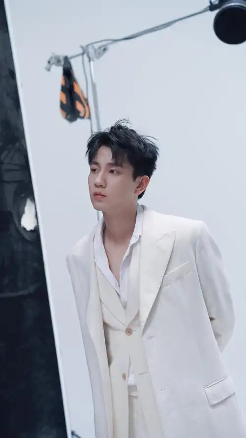 痞帅的少年的,皆是@王子奇是演员王子奇工作的认真模样