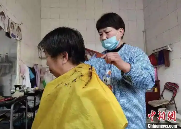 山西民间剃头匠坚守传统理发技艺30年 守护发艺初心