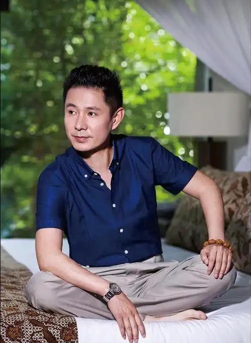 演员郭广平娶小11岁妻子36岁做父亲15份报纸背后的带泪父爱