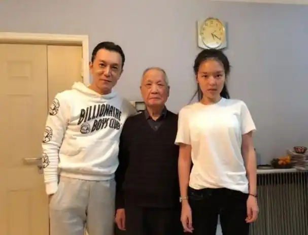 丈夫李咏病逝4年后,坚持不改嫁,哈文如今过得怎样了?