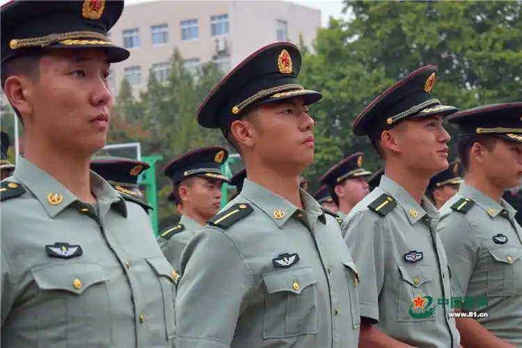 军校学员,作为一个特殊群体,要比同龄人付出更多,他们用汗水浇灌土地