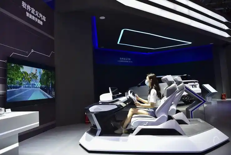 8月22日,媒体记者在2021智博会展馆内体验"智能数字座舱".