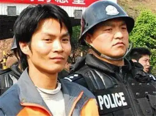 四川嚣抢悍匪伍勇庭审现场挑衅法官被判死刑后还面露笑容