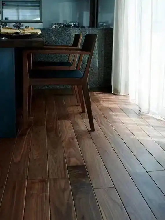 这款久盛山核桃木地板已经使用十七年多了,屋内的陈设几 - 抖音