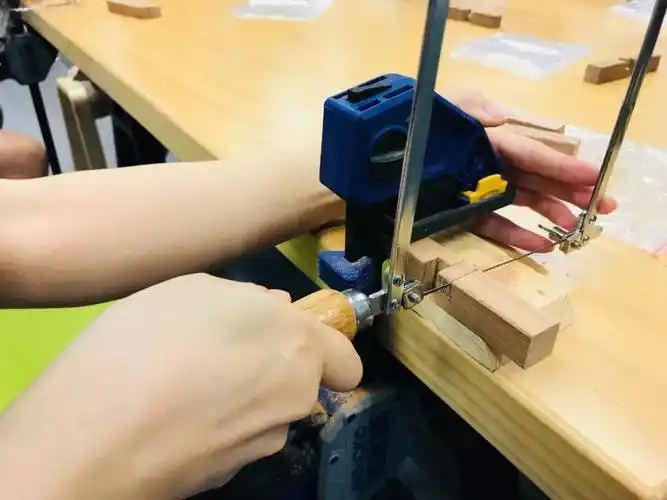 虽然初玩鲁班锁会有一定的难度,但是初学制作鲁班锁的难度却不高,而且