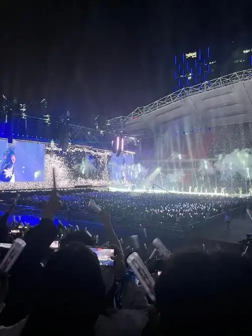 张杰未live开往1982巡回演唱会##张杰巡演超长大屏