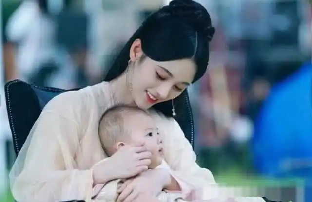 有一种"女儿奴"叫鞠婧祎抱娃,网友看后纷纷直呼:雷神你学着点_斧头