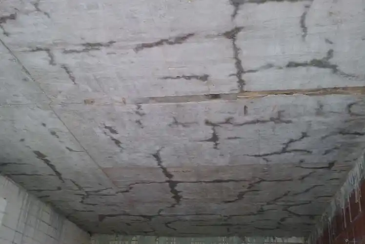 急 浇灌好的楼板出现裂缝咨询