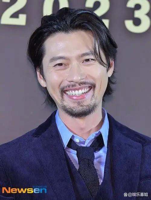 《交涉》发布会,一身西装造型,胡子造型真的很让人惊讶,络腮胡加大