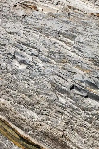陡峭的山岩上的几何图案.照片显示一种石材质地.