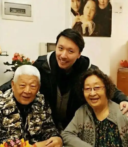 老戏骨彭玉有情有义,照顾瘫痪丈夫不离不弃,人好戏更好