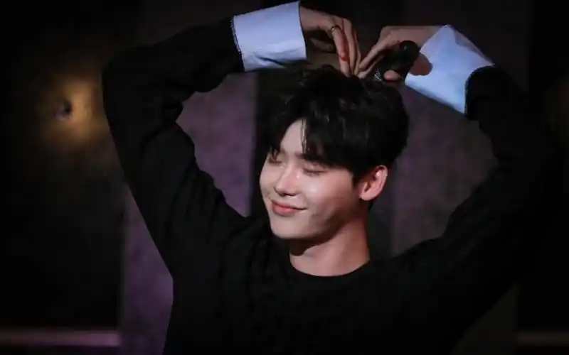 【李钟硕】微笑狙击|想二硕多点更新动态|2021 is coming