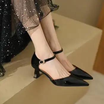 施菲雅欧美粗跟一字扣带包头凉鞋女牛漆皮时尚中空尖头高跟鞋通勤百搭