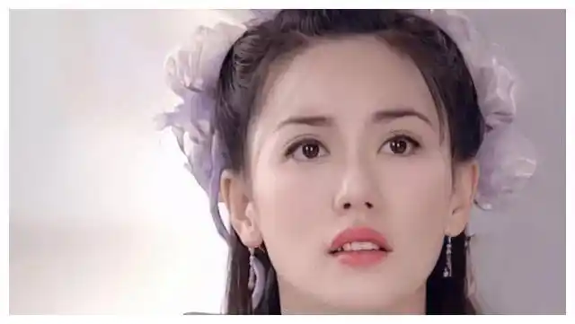 殷素素-郭妃丽 素有"牡丹仙子"之称的郭妃丽饰演的尹素素虽然只有几个