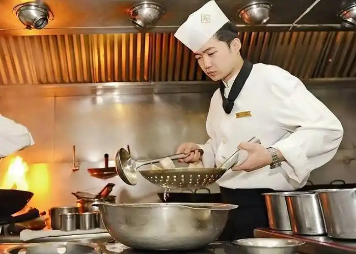 饭店厨师炒菜时,为什么都用勺子不用锅铲?