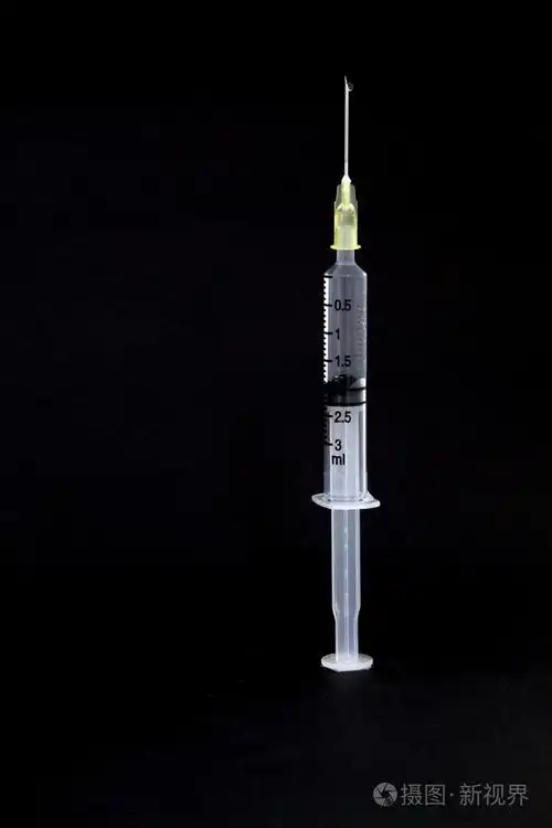 孤立的注射器用针和水放在黑色的背景上