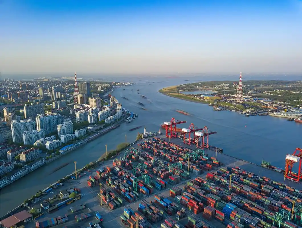 上海港集装箱吞吐量创历史新高突破390万标准箱