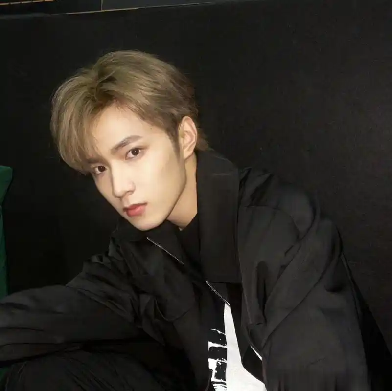 刘耀文六宫格帅照刘耀文晒黑色穿搭六连拍,黑色和小刘的适配度真的是