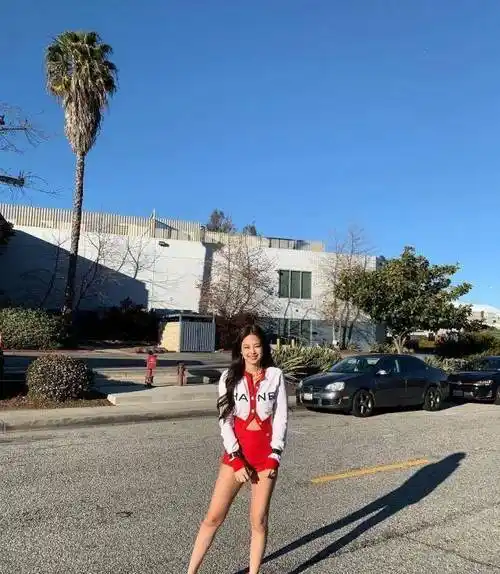 原创jennie不愧是有人间香奈儿之称随便一身衣服都能穿的好看