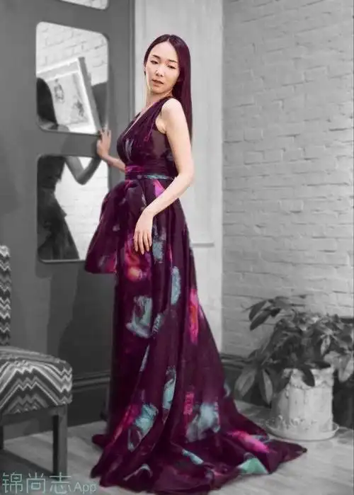 奇葩说女王变女神 锦尚志app携马薇薇碾压巴黎时装周