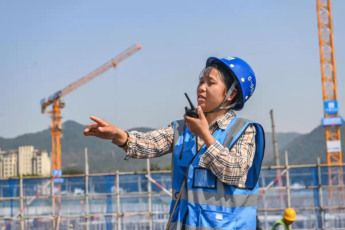 视觉重庆|三八妇女节塔吊指挥员,我是他的"眼"