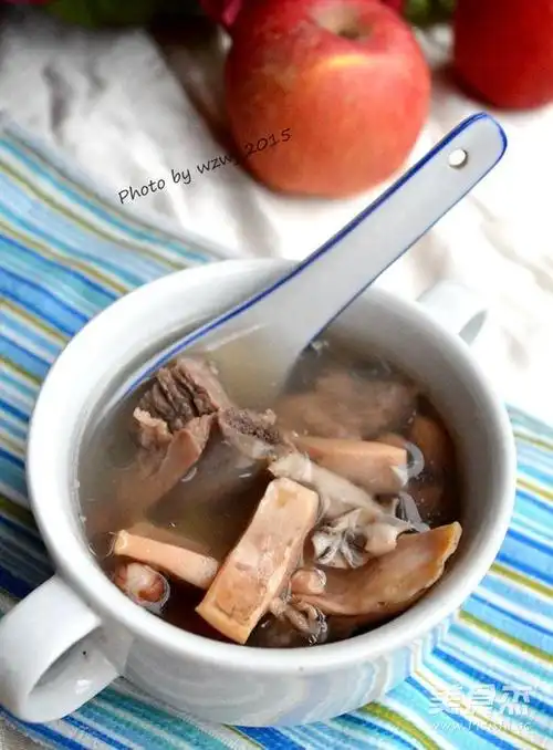 花生骨头墨鱼汤的做法