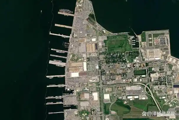 全球最大的军事港口,位于美国弗吉尼亚州的诺福克海军基地,是美国海军