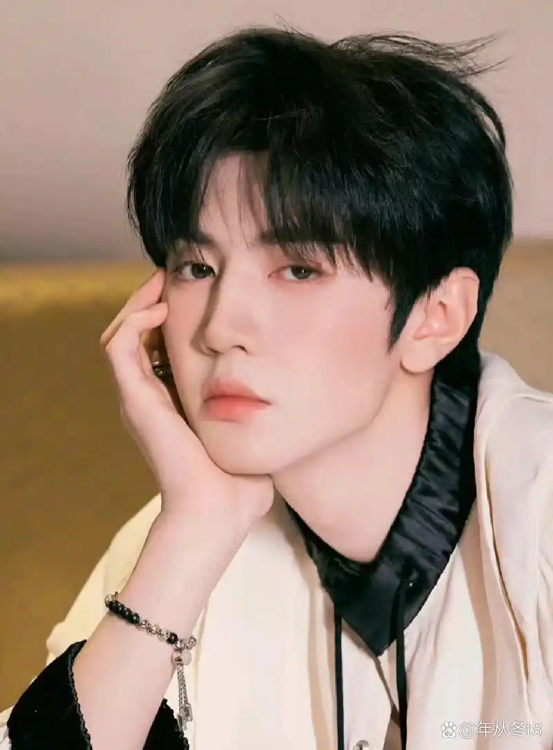 2.鞠婧祎天气热就吃不下饭,夏天拍戏经常是靠葡萄糖撑着.  3.