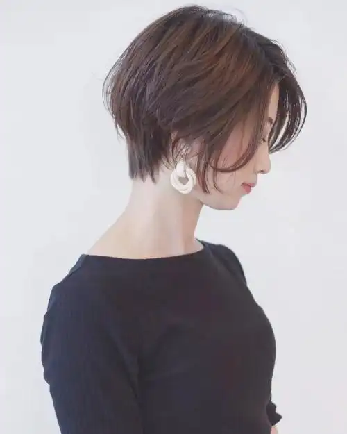 发型欣赏简单时尚干净的女生短发