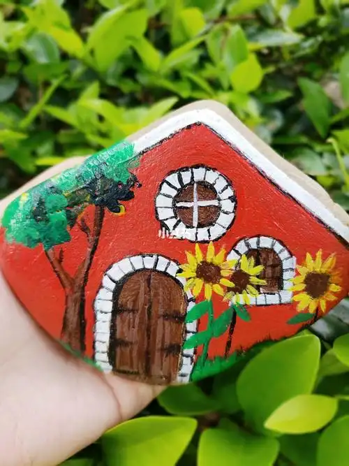 原创趣味手绘石头可爱红色小屋