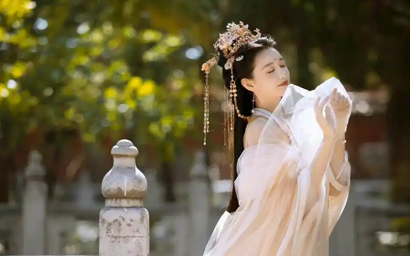 蒋依依古装造型 清冷明艳的古风美人_凤凰网时尚_凤凰网