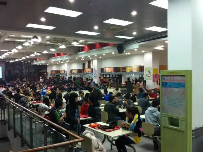 北大的食堂都这样整洁漂亮,菜肴更是没得说.