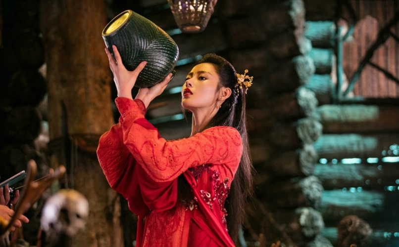 张天爱一袭红衣喝酒,美过东方不败,王大陆古装扮相帅出新高度