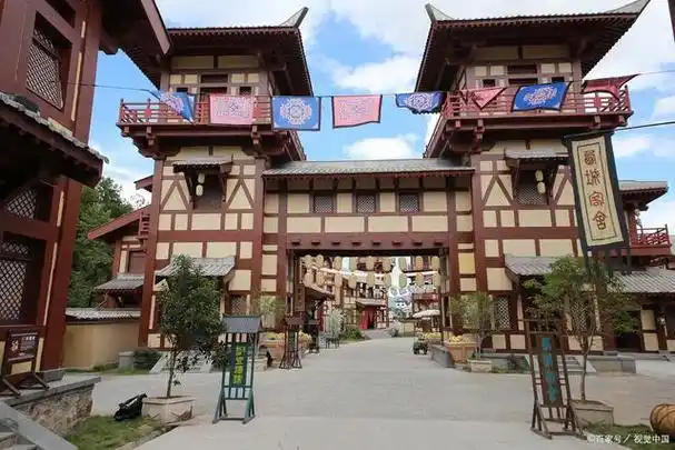 横店位于浙江省东阳市,是一个以影视拍摄为主题的大型旅游景区.