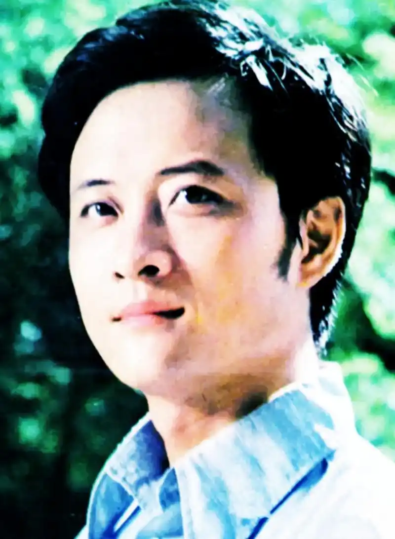 80年代帅气帅气的男影星走红大银幕.他是当时最著名的"荧屏帅哥".