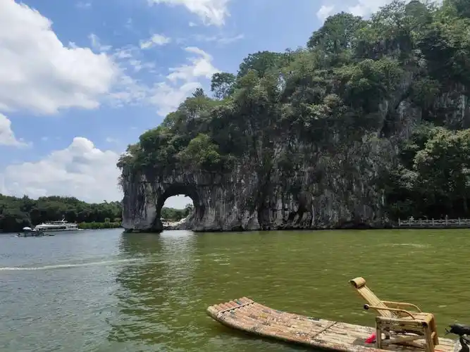 象鼻山原名漓山,位于桂林市内桃花江与漓江汇流处,山因酷似一只 - 抖