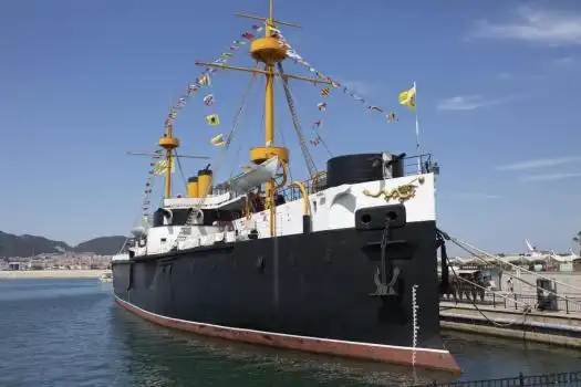 失败的甲午海战中 它带伤重创日军旗舰松岛号后     带领北洋水师退居