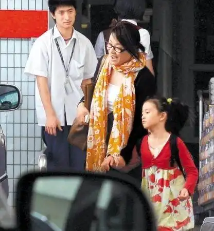 54岁毛阿敏全家照嫁百亿老公与那英交恶儿子帅气