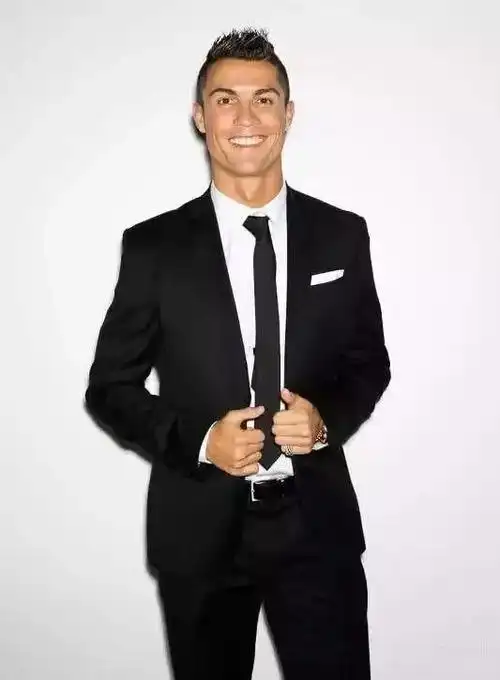 穿西装都非常帅气,因为长期的运动让身体线条充实而流畅,c罗也不例外