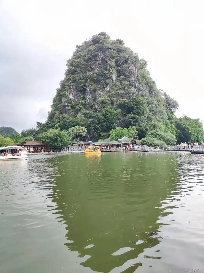 七星岩位于广东省肇庆市,景区总面积达8.23平方公里 - 抖音