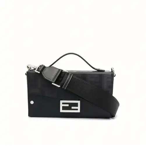 fendi芬迪 男士baguette soft trunk斜挎包