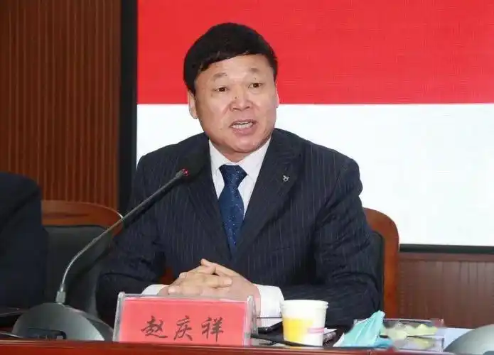 " 县委教育工委副书记, 教育体育局副局长李少华主持会议 " " 局主任