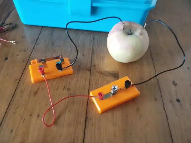 三:将开关闭合.小灯泡不亮.