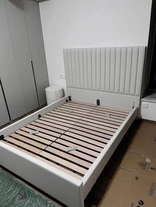 主卧床架安装完毕