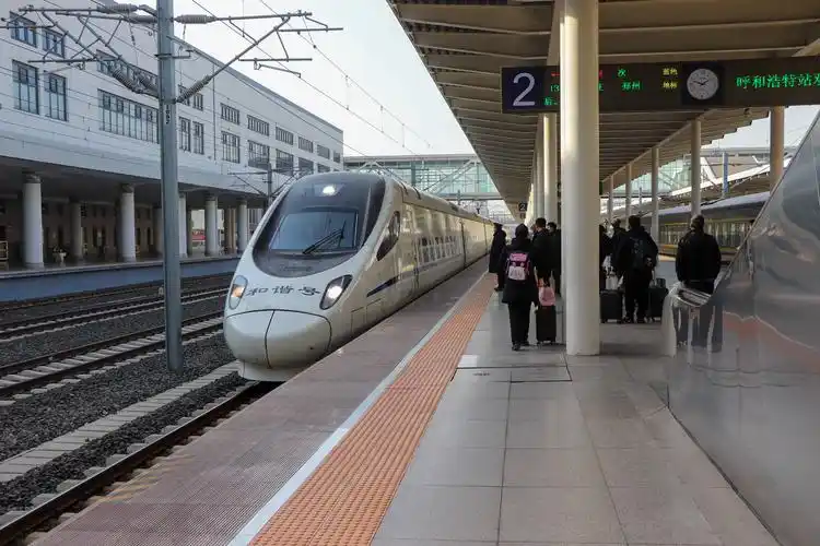 包头与郑州间首开动车组列车