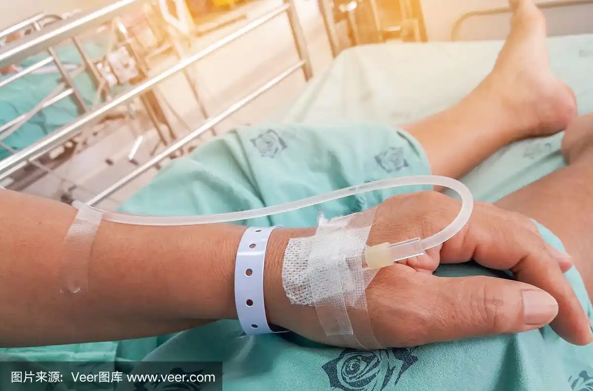 病人的双手正在医院的病床上点滴接受生理盐水.