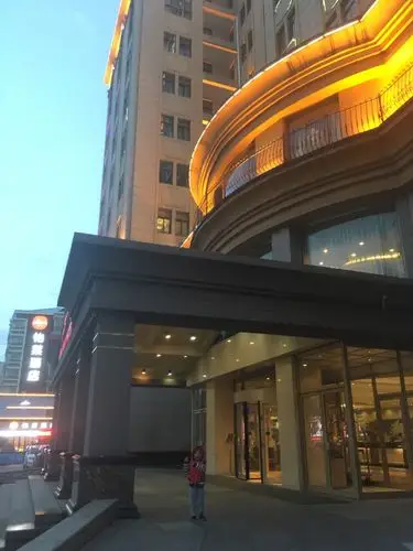 西宁中发源饭店位于城东区大众街,有西餐厅,中餐厅,茶餐厅等各种餐饮